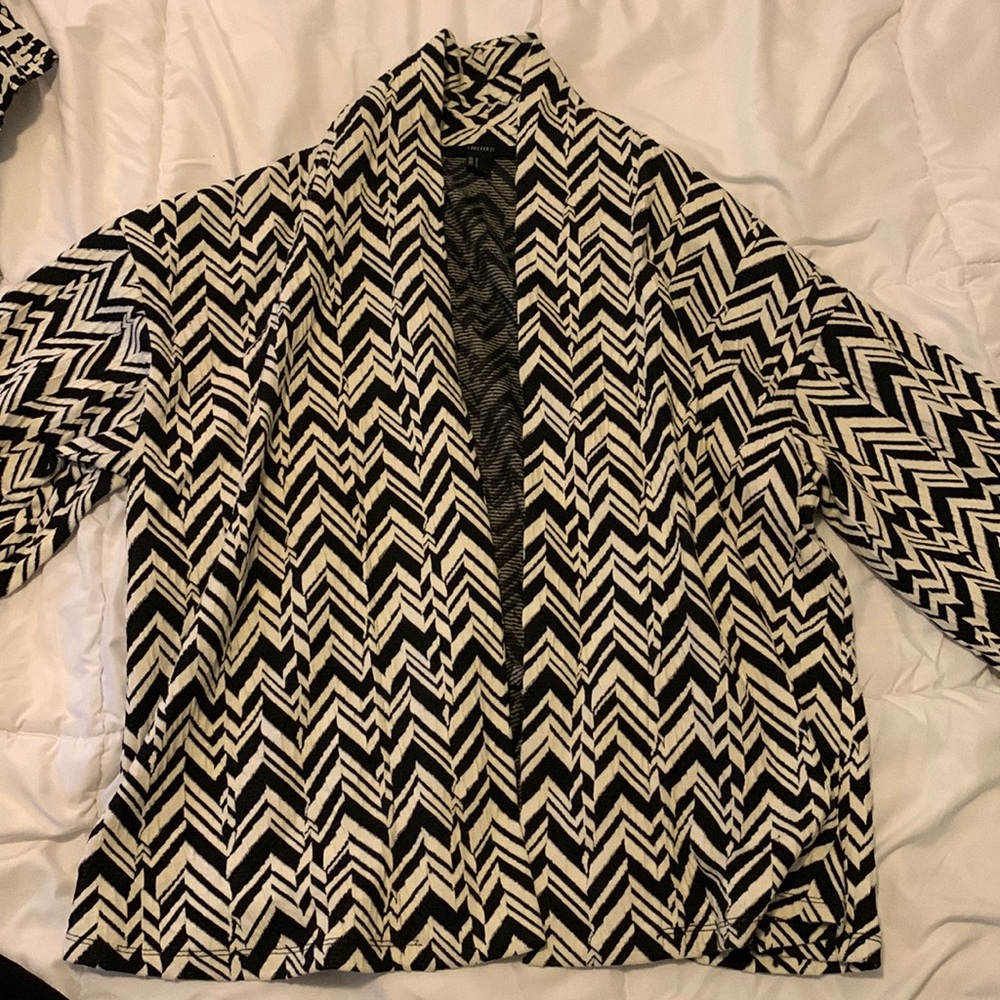 Black and whit kimono style jacket. Women’s sm.